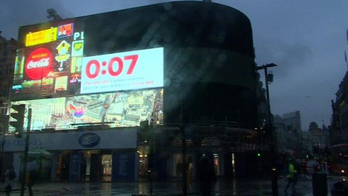 [VIDEO] Las icónicas luces de Piccadilly Circus de Londres se apagan por primera vez desde la Segunda Guerra Mundial