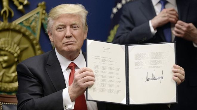 Donald Trump firma una orden ejecutiva que suspende la entrada a EE.UU. de refugiados