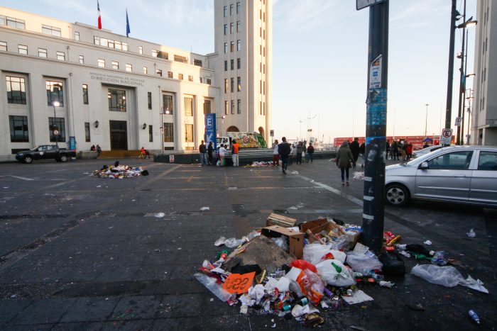 [FOTOS] La otra cara del Año Nuevo: basura inunda las calles de Valparaiso