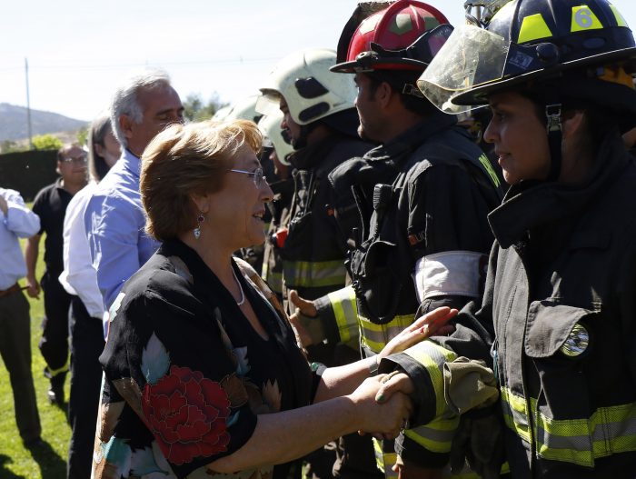 Bachelet en Pumanque por incendios: «No se puede descartar intencionalidad»