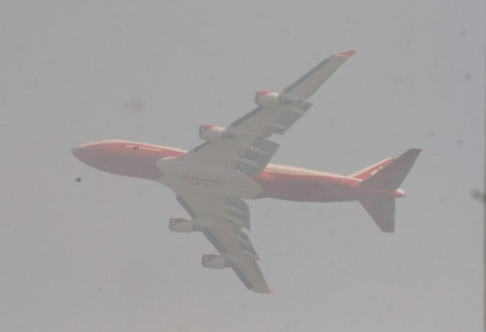 Bomberos confirma que primer vuelo de avión Supertanker «logró bajar las llamas»