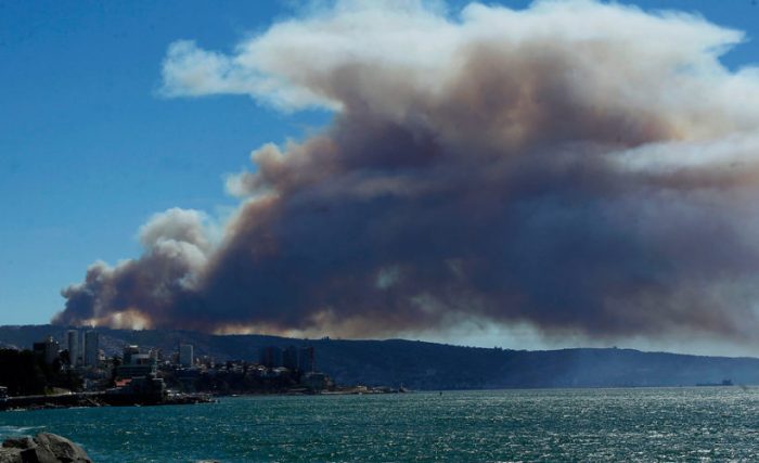 Declaran alerta roja y evacúan viviendas por incendio forestal en Valparaíso