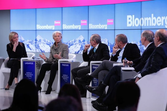 Banqueros en Davos preocupados por complacencia de los mercados y hacen advertencia
