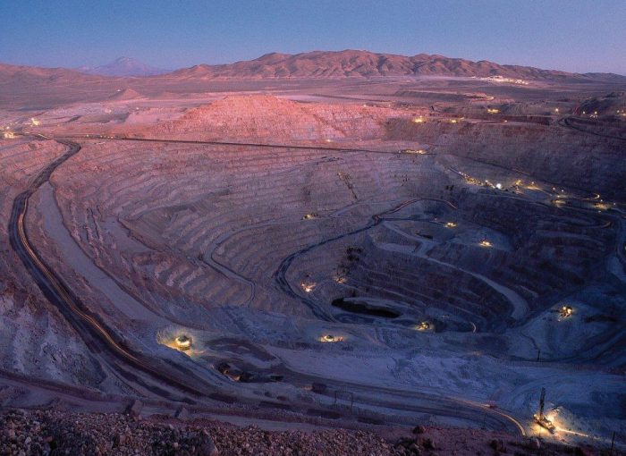 Mercado del cobre evalúa riesgo ante negociación salarial de BHP Billiton en Chile