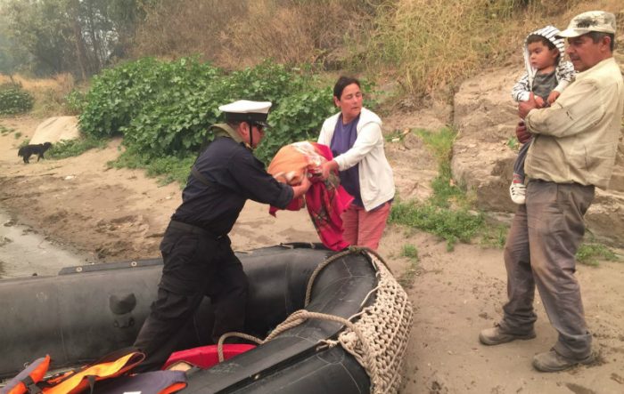 [VIDEO] Armada rescata a pobladores que se lanzaron al Río Maule huyendo del incendio en Santa Olga