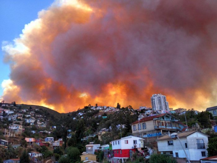 Incendio en Valparaíso: «Necesitamos ayuda, no limosna, ropa sucia o basura»