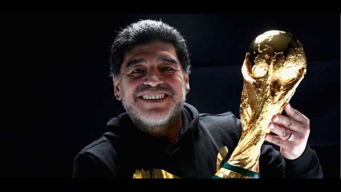 [VIDEO] Maradona se reencuentra con la Copa del Mundo y desea que los próximos jugadores argentinos «sepan cuánto pesa»