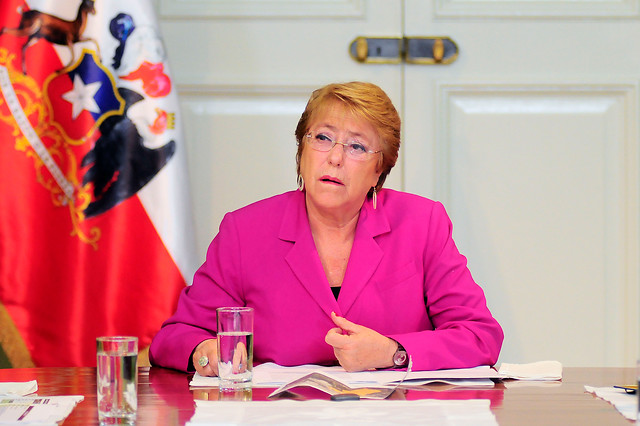 Bachelet cuestiona a tuiteros que desde su anonimato lanzan «críticas falsas y malintencionadas»