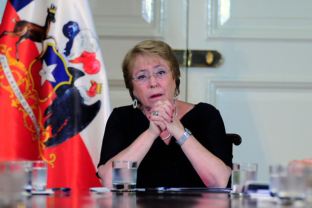 Bachelet coordina reunión con jefes de policía: «La multiplicidad de focos no nos permite descartar intencionalidad»