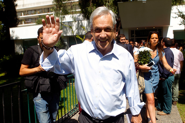 ¿Volvieron las chaquetas rojas?: Piñera aglutina a alcaldes de derecha para ir en ayuda de afectados por incendios