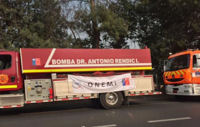 Carros de bomberos fueron detenidos por 2 horas para tomarles foto con logo de la Onemi