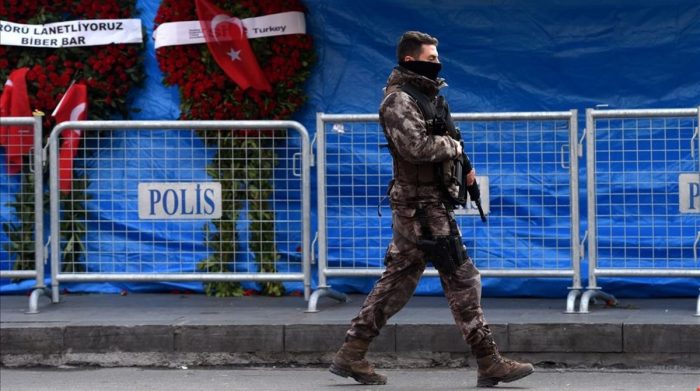 Diez heridos y dos atacantes abatidos por explosión de un coche bomba en Turquía
