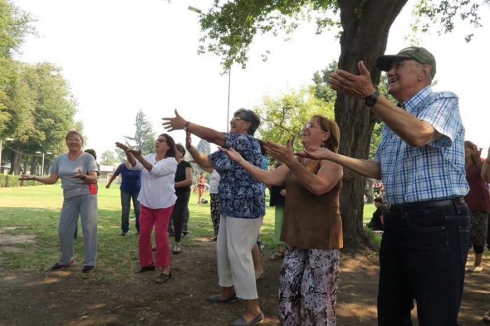 Juegos, baile entretenido y ejercicios de fuerza muscular: los talleres veraniegos para adultos mayores en La Florida