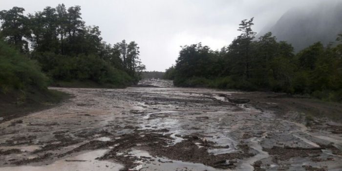 Un centenar de personas aisladas por alud de barro y piedras en la región de Los Lagos