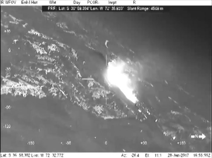 [VIDEO] Los incendios vistos desde el avión de la Armada que permite ver a través del humo y guiar al SuperTanker