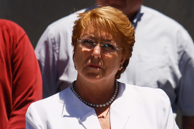 Bachelet rechaza atentado contra presidente de Codelo: «Toda mi solidaridad con Óscar Landerretche y su esposa Patricia Medrano»