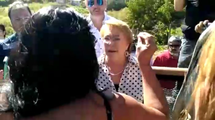 [VIDEO] Vecinos de Empedrado increpan a Bachelet en su llegada al Maule