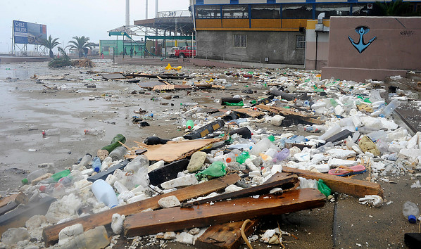 Greenpeace y emergencia estival: tsunami de plástico golpea las playas chilenas