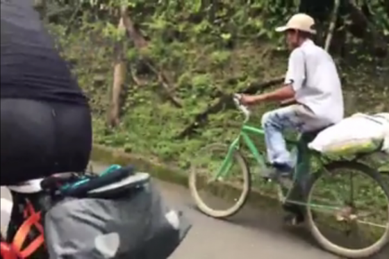 [VIDEO] Campesino a bordo de su bicicleta derrota a dos triatletas europeos