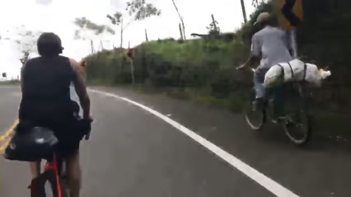 [VIDEO] El campesino colombiano de 63 años que «ridiculizó» a dos triatletas profesionales en bicicleta