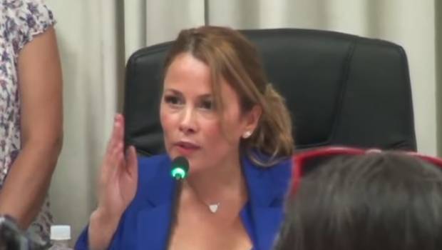 [VIDEO] Cathy Barriga,justifica despidos masivos en Maipú frente a quejas de concejales