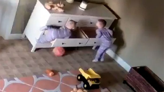 [VIDEO] Niño salva a su hermano gemelo tras quedar atrapado bajo una cómoda