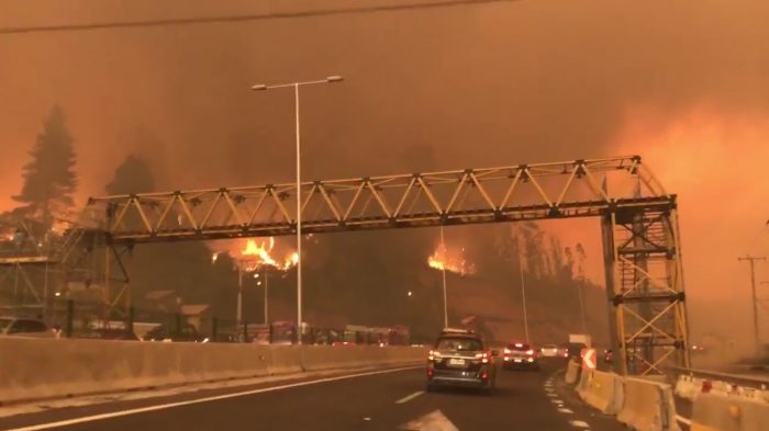[VIDEO] Impactante registro en redes sociales del fuego que amenaza a una población completa en Concepción
