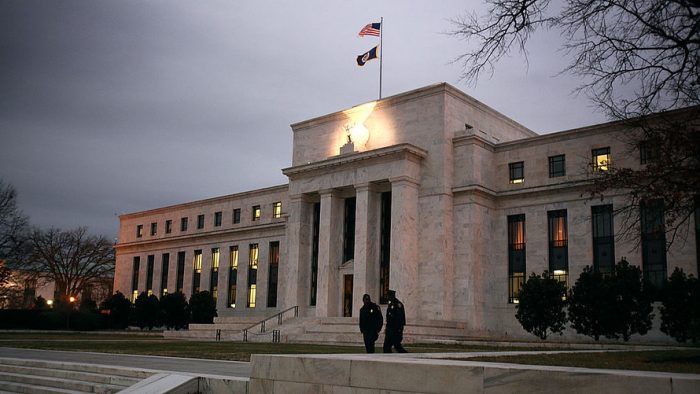 Responsables de Fed abordan nuevo problema: rápido crecimiento
