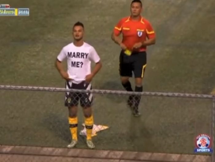 [VIDEO] Futbolista le pide matrimonio a su novia en plena cancha y el árbitro le saca tarjeta amarilla