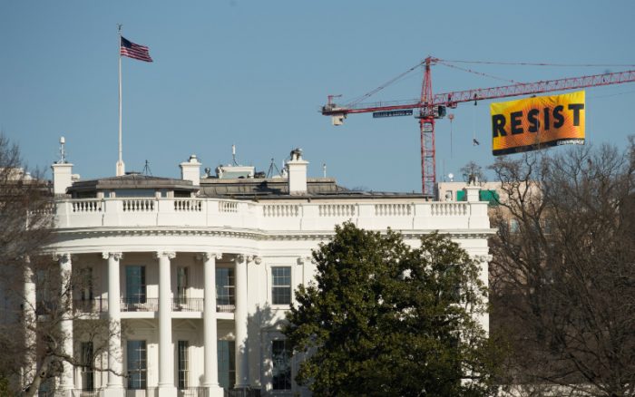[FOTOS] Greenpeace desafía a Trump y despliega bandera de «Resistencia» en la Casa Blanca
