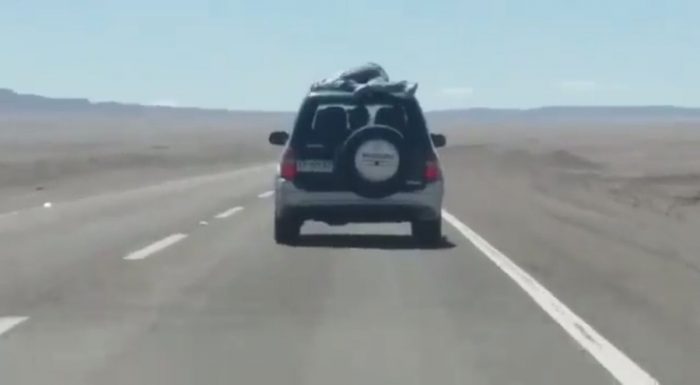 [VIDEO] El misterioso hombre que viaja arriba del techo de un jeep