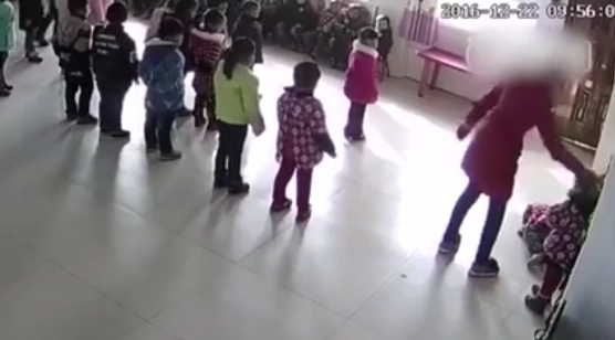 [VIDEO] Brutal agresión de profesora de kinder en China