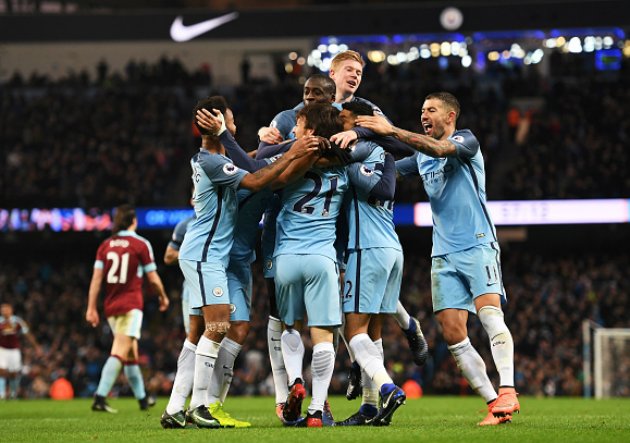 [VIDEO] Manchester City se repone a la expulsión de Fernandinho y gana con apuros al Burnley