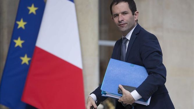 Candidato del PS a la presidencia de Francia propone un impuesto para los robots y un salario universal