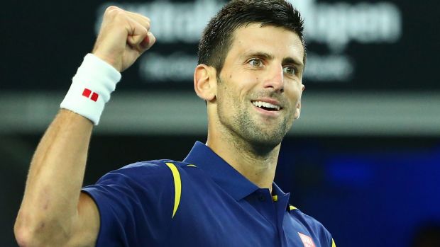 Novak Djokovic es sorprendido jugando tenis con niños en las calles de Belgrado