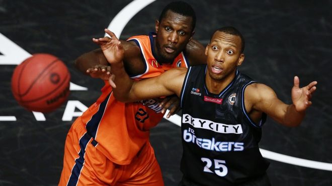 El jugador de baloncesto al que se le salió un ojo en pleno partido (y siguió viendo)