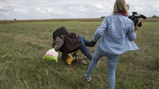 Tres años de libertad condicional a periodista húngara que pateó refugiados