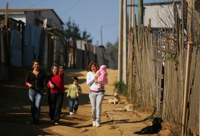 Autor del estudio del PNUD sobre desigualdad: el 50% de los chilenos no gana lo suficiente para vivir