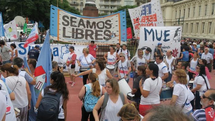 Profesores argentinos protestan en el Ministerio de Educación contra despidos