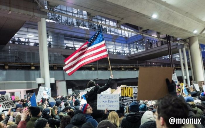 [VIDEO] Caos e indignación se apoderan de aeropuertos en EE.UU. tras veto de Trump a ciudadanos de países musulmanes