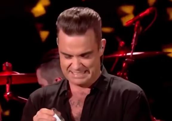 [VIDEO] Robbie Williams se desinfecta las manos tras tocar a sus fans