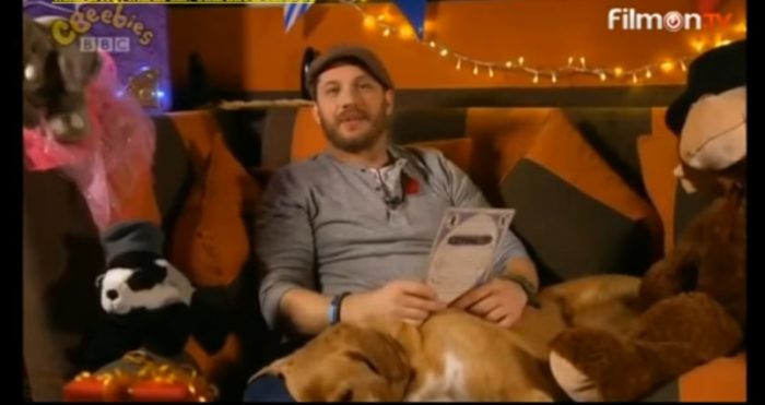 [VIDEO] Tom Hardy apareció en la cadena de TV CBeebies, leyendo cuentos para niños