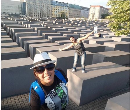 Yolocaust, la web que remece la conciencia de los turistas frívolos con el Holocausto