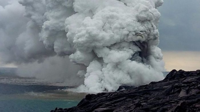 [VIDEO] El impresionante desplome de una inmensa extensión de lava negra sobre el océano en Hawái