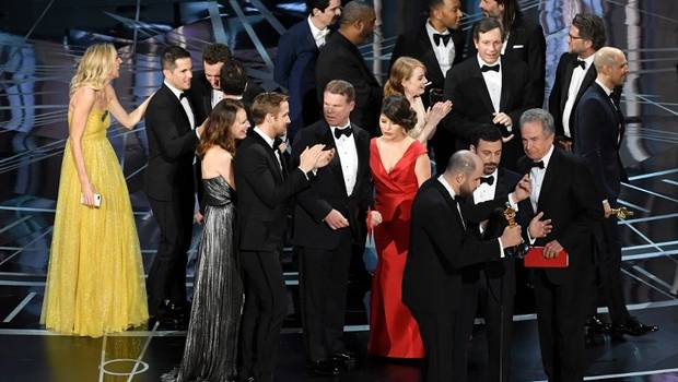 Academia de Hollywood pide perdón por error en la entrega de los Óscar