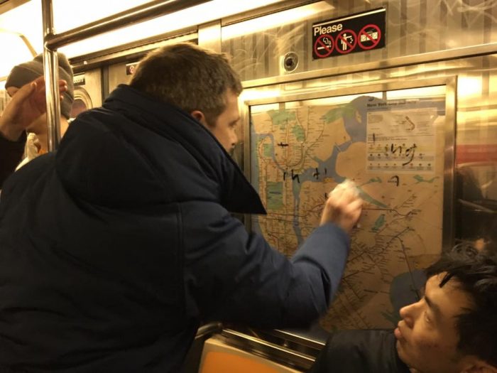 Metro de Nueva York amanece lleno de suásticas y pasajeros las borran con alcohol gel