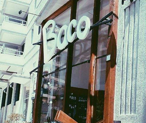 Dueño de restaurante Baco defiende código de vestimenta en el recinto y justifica el fin de las propinas para cuidar la «dignidad» del personal