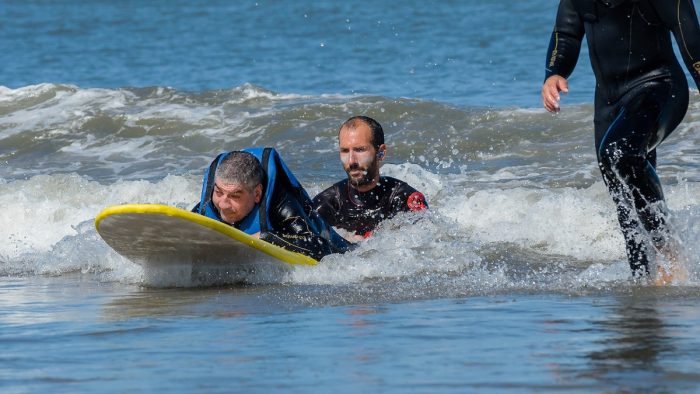 Festival surf inclusivo en Uruguay expone necesidad de playas más accesibles