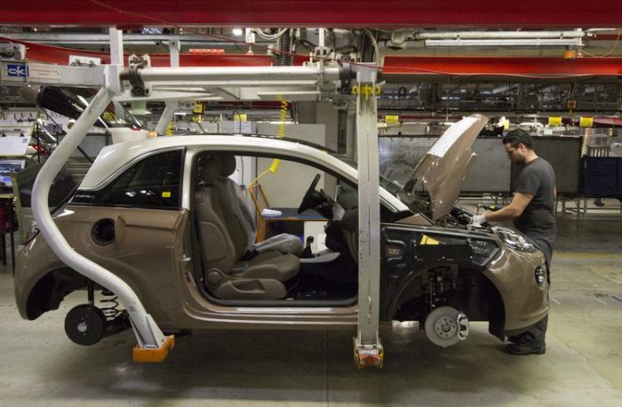 Propietario de Peugeot estudia compra de división europea de General Motors