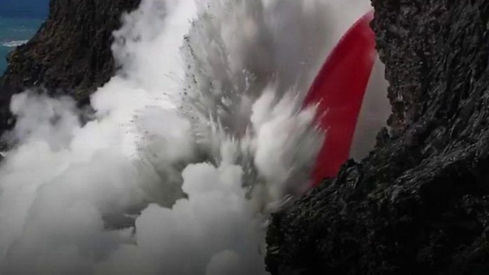 [VIDEO] El hipnotizante chorro de lava del volcán Kilauea que cae al mar en Hawái